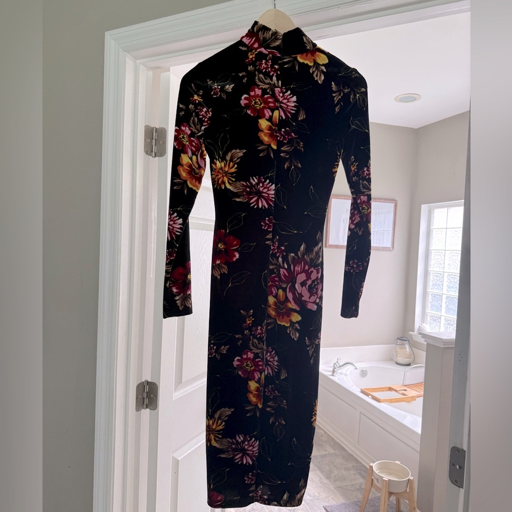 EUC - Venus Velvet Long Sleeve floral dress